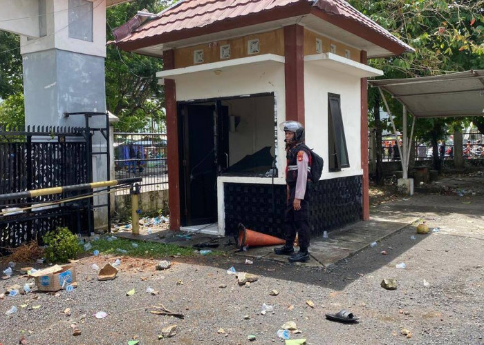 Pos Penjagaan di DPRD OKU Hancur Dirusak Massa