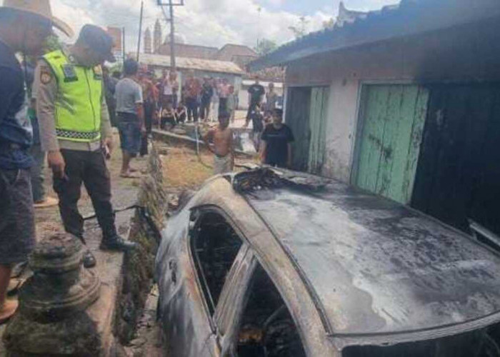 Mengantuk Saat Mudik, Mobil Keluarga Terbakar di OKU Timur — Seluruh Penumpang Selamat
