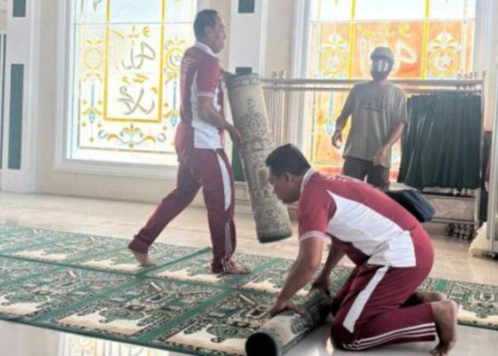 Semarak HUT Bhayangkara ke 79, Jajaran Polres OKU bersama Masyarakat Bersihkan Tempat-Tempat Ibadah