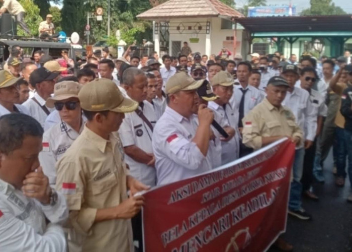 Ratusan Kades Geruduk PN dan Kantor Bupati Muara Enim