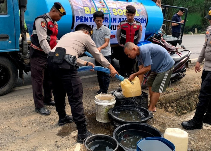 Warga Desa Suro Antusias Terima Bantuan Air Bersih dari Polres Musi Rawas