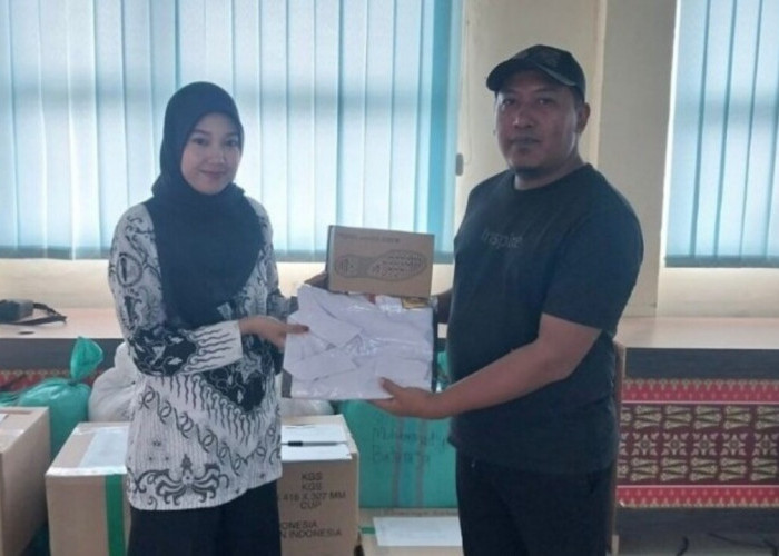 Puluhan Sekolah SMP Swasta di OKU Terima Bantuan Seragam Sekolah Gratis