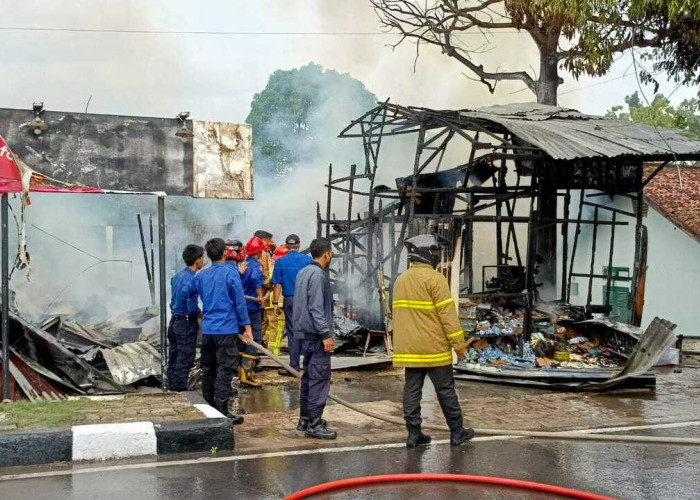 Si Jago Merah Mengamuk, 8 Kios Pedagang Di Asrama Zidam Palembang Terbakar