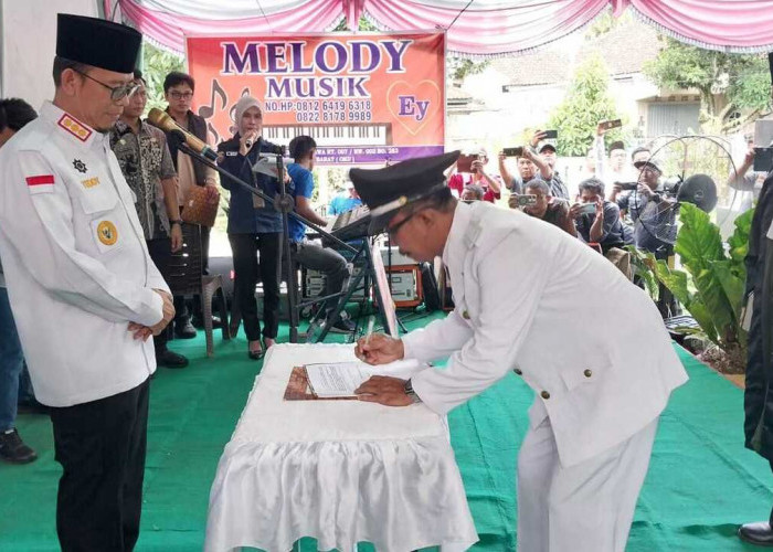 Bupati OKU Teddy Meilwansyah Lantik Komarudin Sebagai PAW Kades Laya
