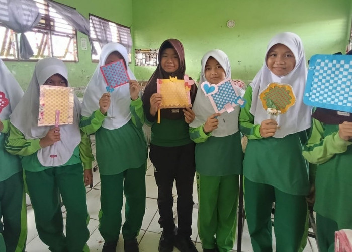 Siswa MIN 2 Muara Enim Sulap Limbah Kertas Jadi Kipas Anyaman