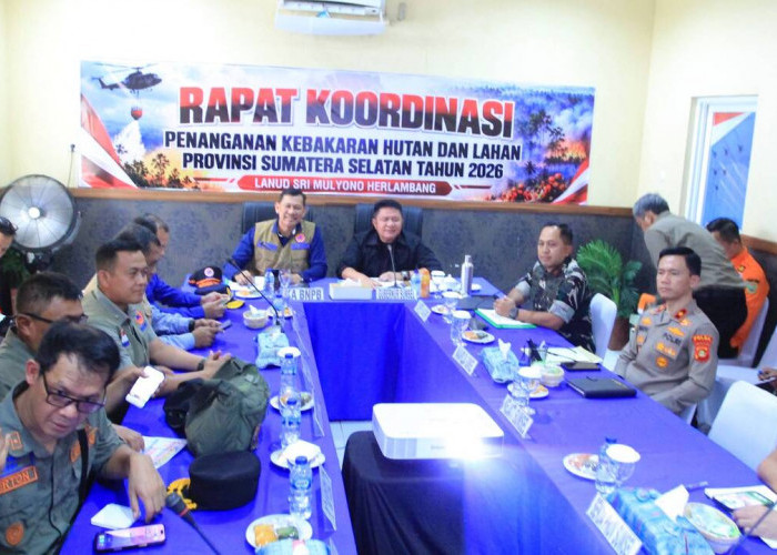 Jarak Pandang membaik , Herman Deru dan Kepala BNPB Lanjutkan Teknologi Dry Ice Atasi Kabut Asap