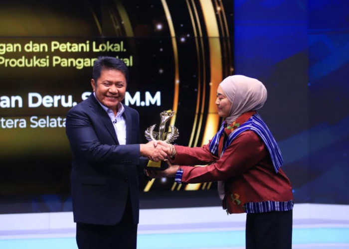 Dari GSMP hingga Lonjakan Produksi Padi, Ini Alasan Herman Deru Dinobatkan People of The Year 2025.
