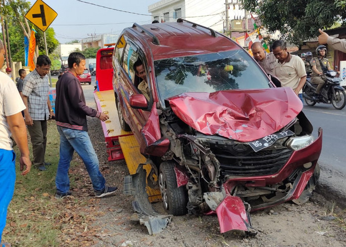 Avanza Seruduk 3 Motor, 6 Orang Luber