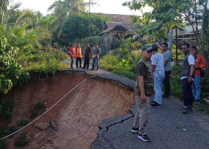 BPBD OKU Sebut Jalan Longsor Dampak Banjir Bandang
