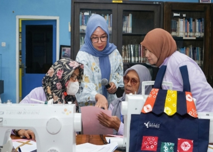 Pusri Wujudkan Ekonomi Sirkular, Melalui Pelatihan Menjahit Kampung Sehat