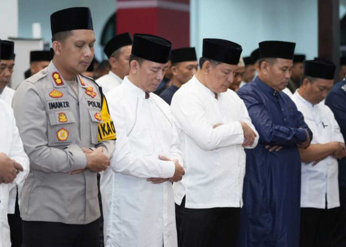 Teddy Marjito Gelar Sholat Tarawih Berjamaah  di Rumah Dinas Bupati