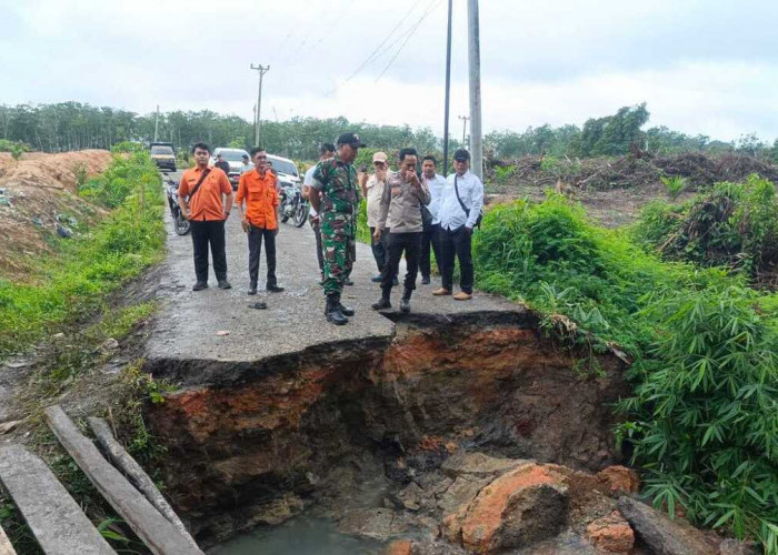 Hujan Lebat, Jalan Penghubung Desa Toman dan Toman Baru Terputus Total