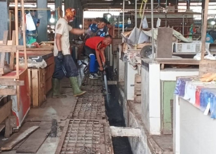 Saluran Got Mampet, Tim Gabungan Bersihkan Sampah Pasar Muara Enim