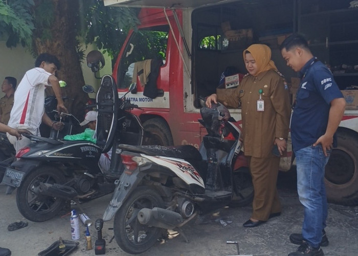 Warga Plaju Ulu Antusias Datangi Kantor Lurah untuk Ikuti Servis Motor Honda Gratis