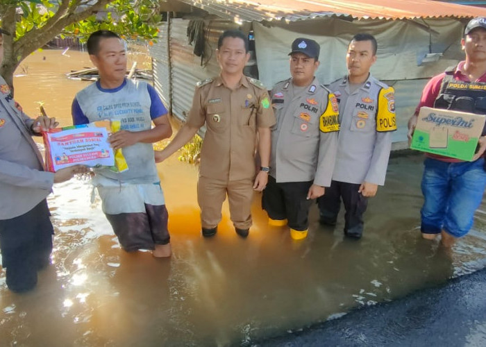 Peduli Sesama Polsek Keluang, Salurkan Bantuan ke Warga Lumpatan yang Terdampak Banjir