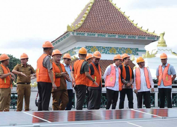 Ratu Dewa Resmikan PLTS Masjid Agung, Hemat Biaya Listrik 24 Juta Pertahun