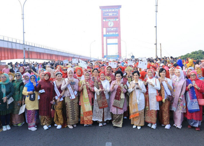 Hari Kebaya, Ribuan Perempuan Berbaju Kebaya dan Songket di Jembatan Ampera