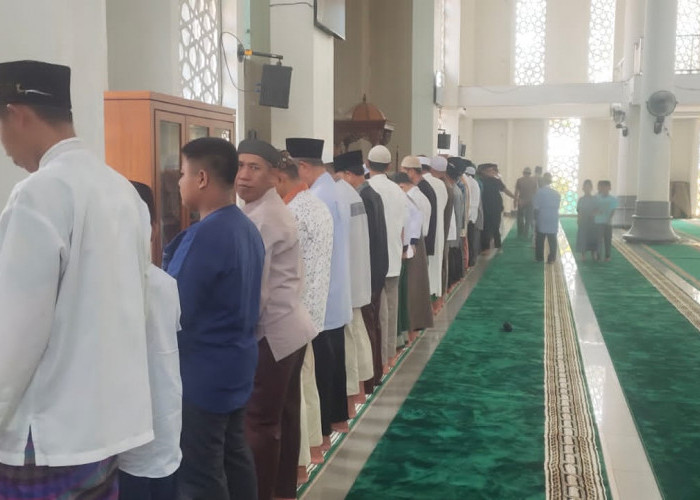 Masjid Agung Muara Enim Gelar Sholat Sunah Kusuf