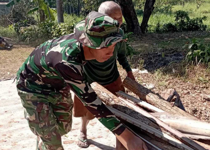 Anggota Satgas TMMD Reguler Ringankan Beban Warga, Bantu Dorong Angkong Berisi Kayu Bakar