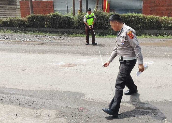Gagal Nyalip, Pengendara Motor Luka Berat Dilindas Truk