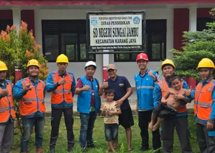 PLN Hadirkan Terang untuk Pendidikan Pelosok, SD Negeri Sungai Jambu Kini Nikmati Listrik Tenaga Surya