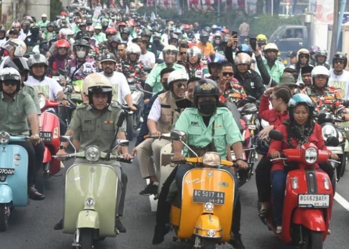 Ratu Dewa-Prima Salam Daftar ke KPU Naik Vespa, Siap Bangun Palembang Lebih Maju