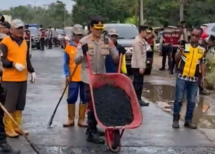 Jelang Mudik Lebaran, Polda Sumsel Kerahkan 106 Personel Perbaiki Jalan di Tiga Wilayah
