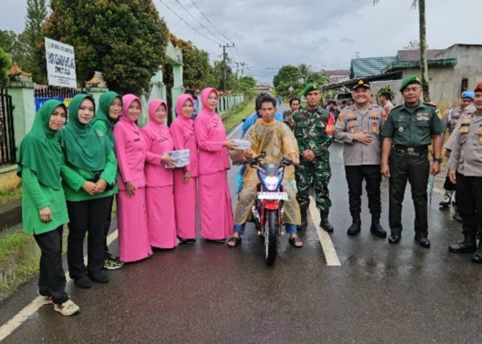 TNI-Polri Kompak Gelar Kegiatan  Berbagi Takjil 