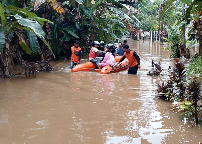 BPBD OKU membantu mobilitas warga terdampak banjir dalam beraktifitas menggunakan perahu karet.