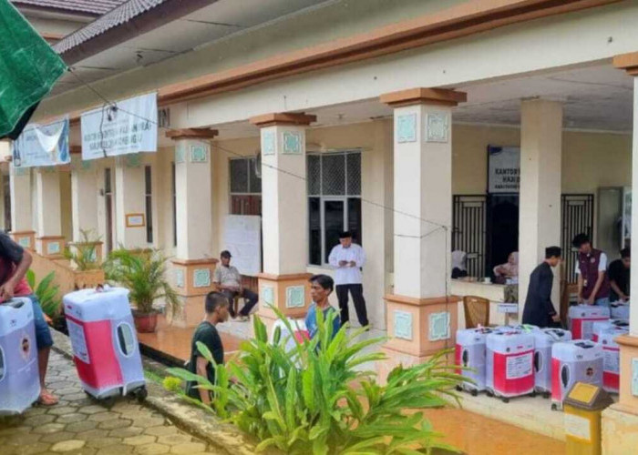Kemenhaj OKU Angkut Ratusan Koper Calon Haji ke Asrama Haji Palembang