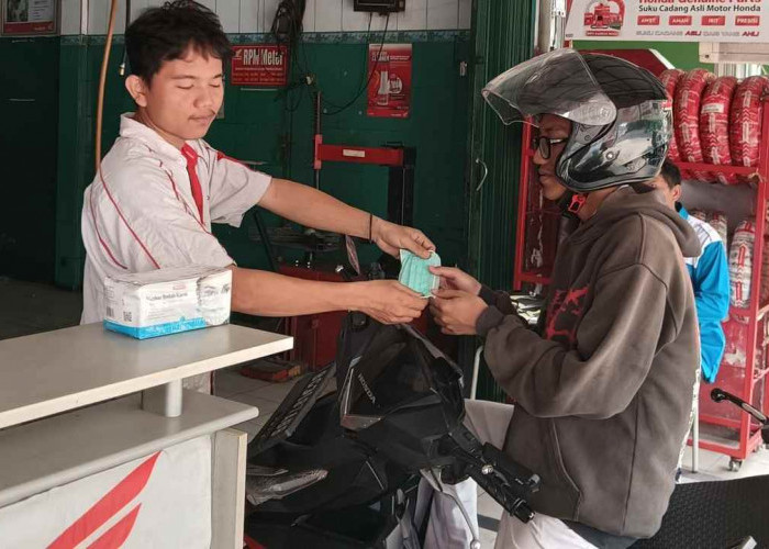 AHASS Sumsel Bagikan Masker Gratis di Tengah Kabut Asap