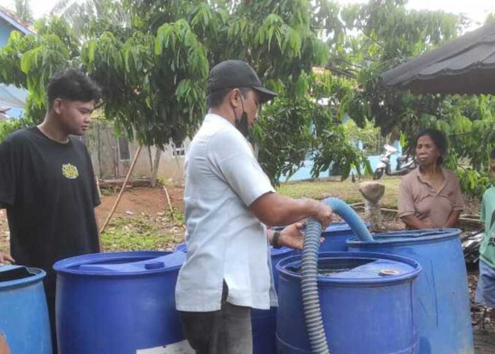 Ratusan Pelanggan Kesulitan Air Bersih, Perumda Tirta Prabujaya Kirim Air Bersih Gratis