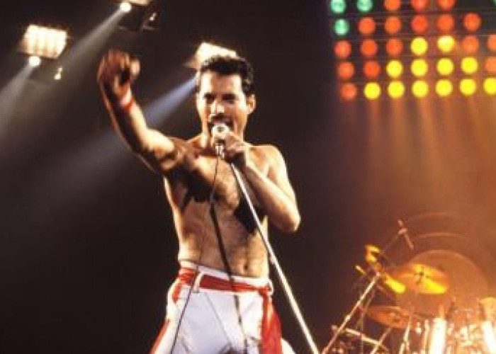 Wow Celana Pendek Freddie Mercury sang Vokalis Grup Rock Queen Laku Rp331 Juta...