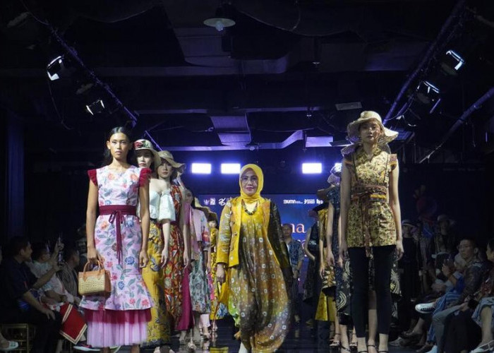 UMKM Binaan Pusri Tampil Memukau di  Fashion Show Kelana Wastra Indonesia 2024