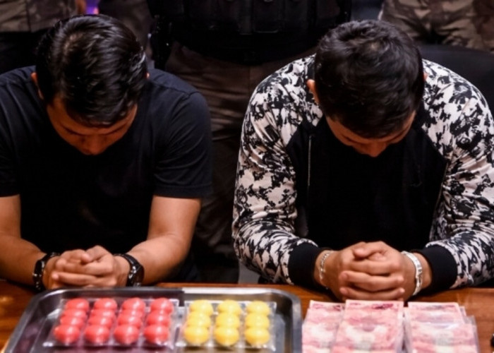 Dua Pengedar Ekstasi Diciduk Polisi dalam Penggerebekan Cafe di Petanang