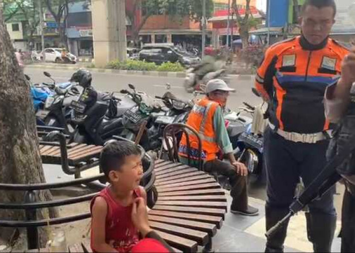 Bocah Laki - Laki di Palembang Ditemukan Kesasar di Pinggir Jalan, Diduga Sengaja Ditinggalkan Orang Tuanya