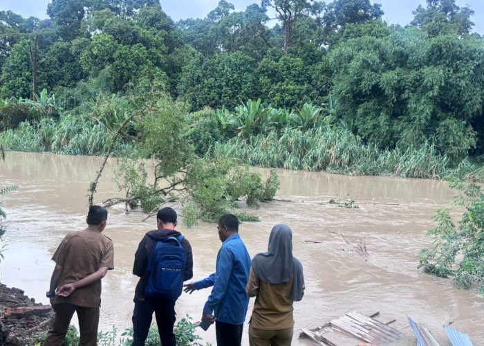 Rumah Sutrisno Sebagian Ambruk Tergerus Sungai Enim Minta Dibuatkan Talud Tidak Kunjung Terealisasi