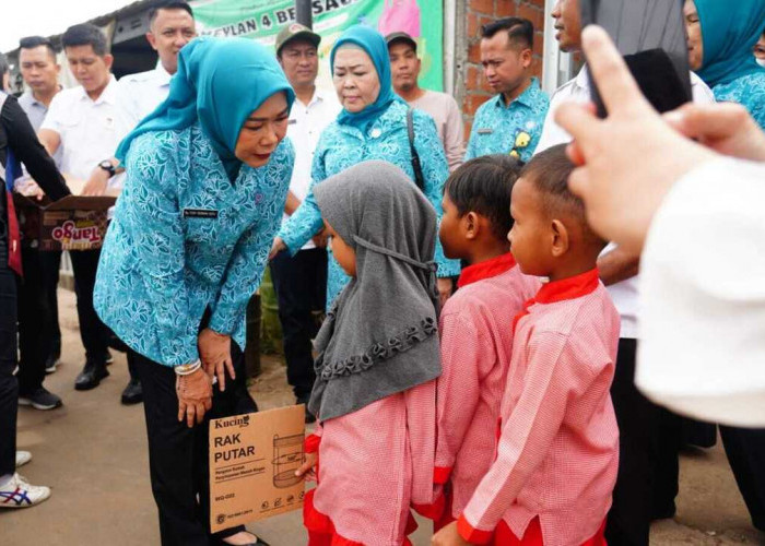 Bagikan Sembako, Feby Deru Berbagi Kebahagiaan dengan Warga Talang Kepuh