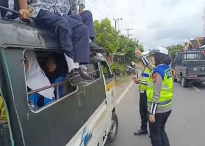 Polisi di Muara Enim Turunkan Paksa Penumpang Dari Atap Mobil