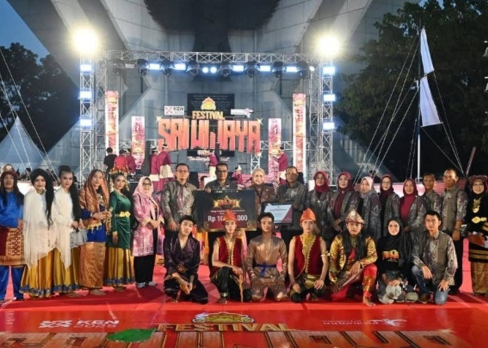 Tim Kesenian Kabupaten Muara Enim Meriahkan Festival Sriwijaya 2025