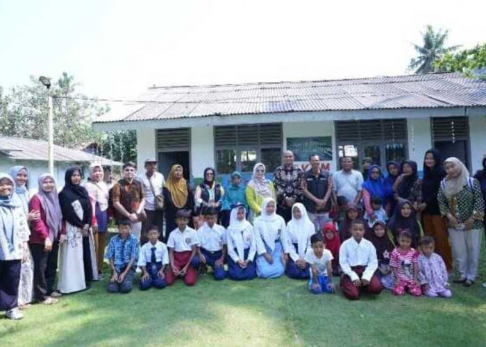 Menembus Lautan, PTBA dan PKBM Pesona Hadirkan Akses Pendidikan di Pulau Tegal