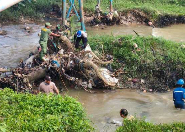 Polsek Prabumulih “Serbu” Tumpukan Sampah di Sungai Kelekar