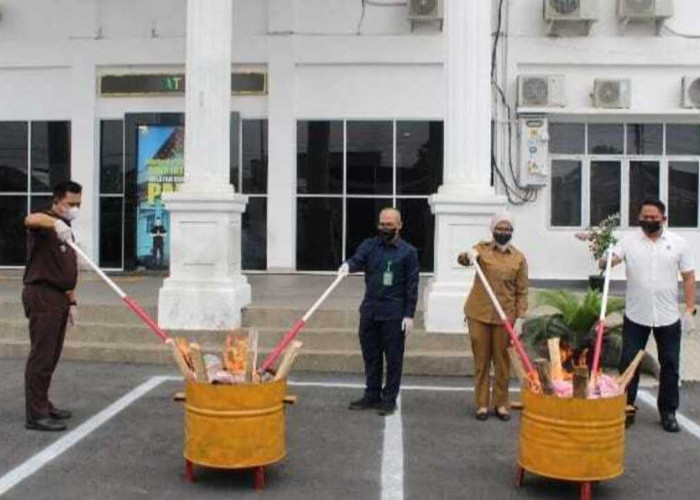 Kejari Lubuklinggau Musnahkan Barang Bukti 44 Perkara