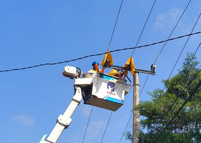 PLN Baturaja Pasang Alat Penangkal Petir di Jaringan Listrik