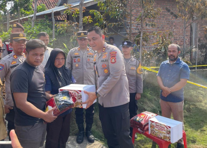 Bantuan untuk Korban Kebakaran di Desa Pangkul, Kapolres: Polri Harus Hadir Saat Masyarakat Membutuhkan