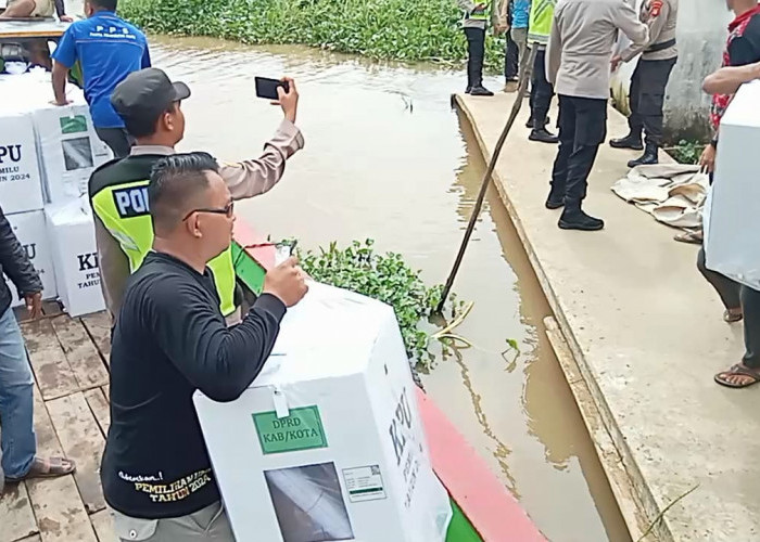 Distribusikan Logistik Pemilu Di Pemulutan Ogan Ilir, Petugas Berjibaku Ditengah Lokasi Banjir