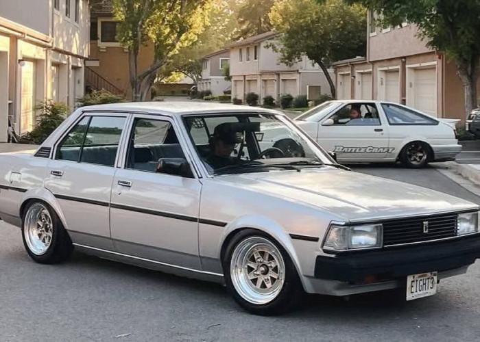 Mengulik Pesona Klasik Toyota Corolla DX 1983: Legenda Tahan Banting yang Tak Lekang oleh Zaman. 