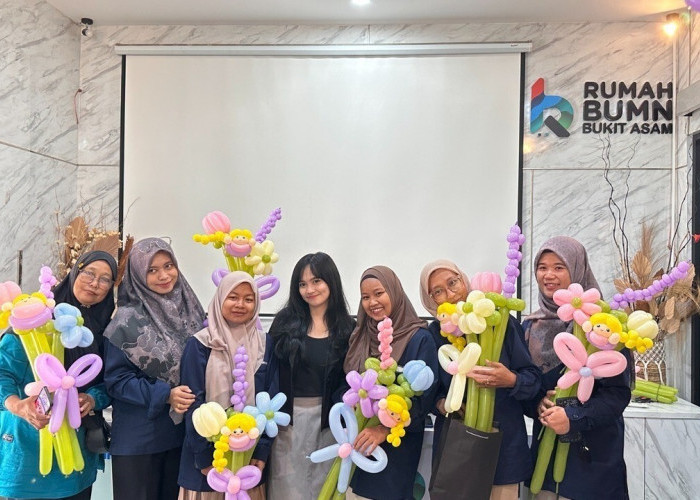 PTBA Ajak UMK Kembangkan Peluang Usaha Lewat Kreasi Bunga Balon