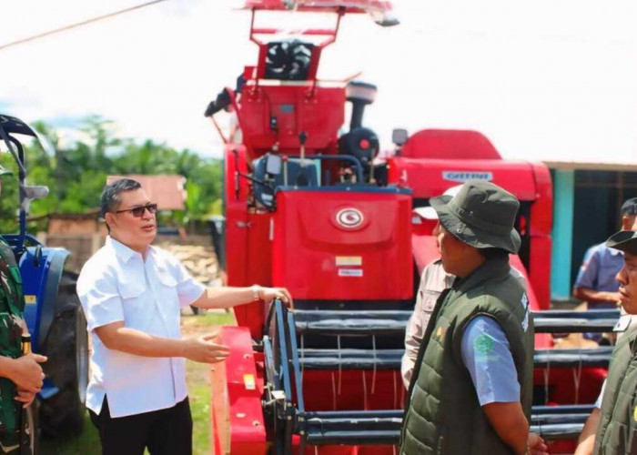 Kementerian Pertanian Salurkan Bantuan Alsintan Untuk Petani di OKU