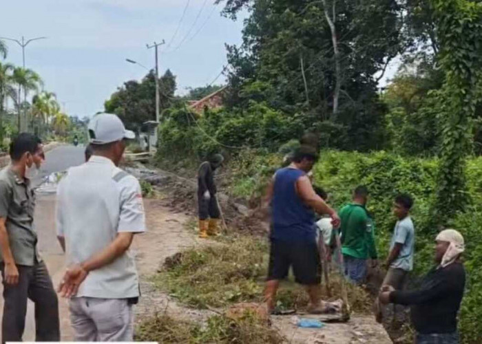 Respon Cepat Keluhan Banjir di Tebing Tanah Puteh, Wako Turunkan Tim Bersihkan Drainase dan Gorong-Gorong